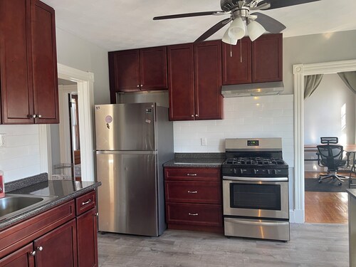 Clean, Bright, beautiful view, comfortable stay, close to Park, Hospital, HW,DT.