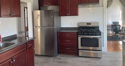 Clean, Bright, beautiful view, comfortable stay, close to Park, Hospital, HW,DT.