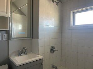 Regadera, secadora de cabello, toallas, jabón 