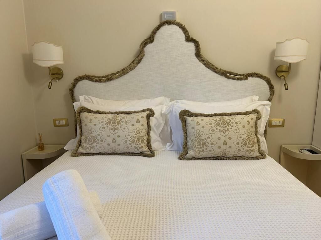 Habitación doble, balcón, vistas a la ciudad | Caja fuerte, cortinas opacas, tabla de planchar con plancha