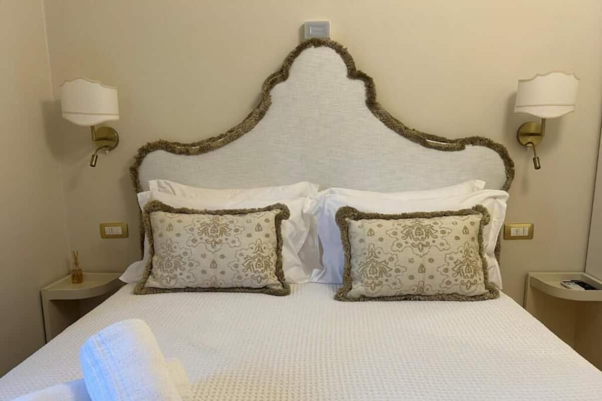 Habitación doble, balcón, vistas a la ciudad | Caja fuerte, cortinas opacas, tabla de planchar con plancha