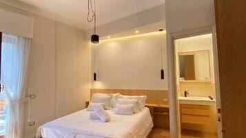 Habitación doble, balcón, vista a la ciudad | Caja de seguridad en la habitación y cortinas blackout