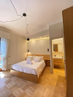 Habitación doble, balcón, vistas a la ciudad | Caja fuerte, cortinas opacas, tabla de planchar con plancha