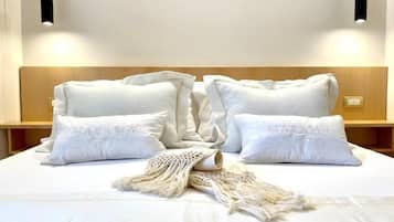 Habitación doble, balcón, vista a la ciudad | Caja de seguridad en la habitación y cortinas blackout