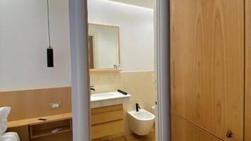 Tweepersoonskamer, balkon, uitzicht op de stad | Badkamer | Pantoffels