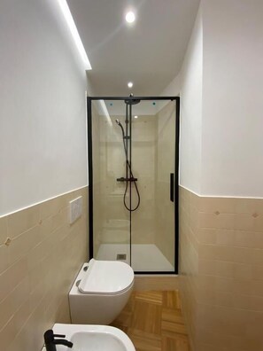 Doppelzimmer, Balkon, Stadtblick | Badezimmer