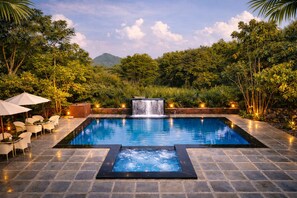 Indoor/outdoor pool - Mango Farm (Udaipur)