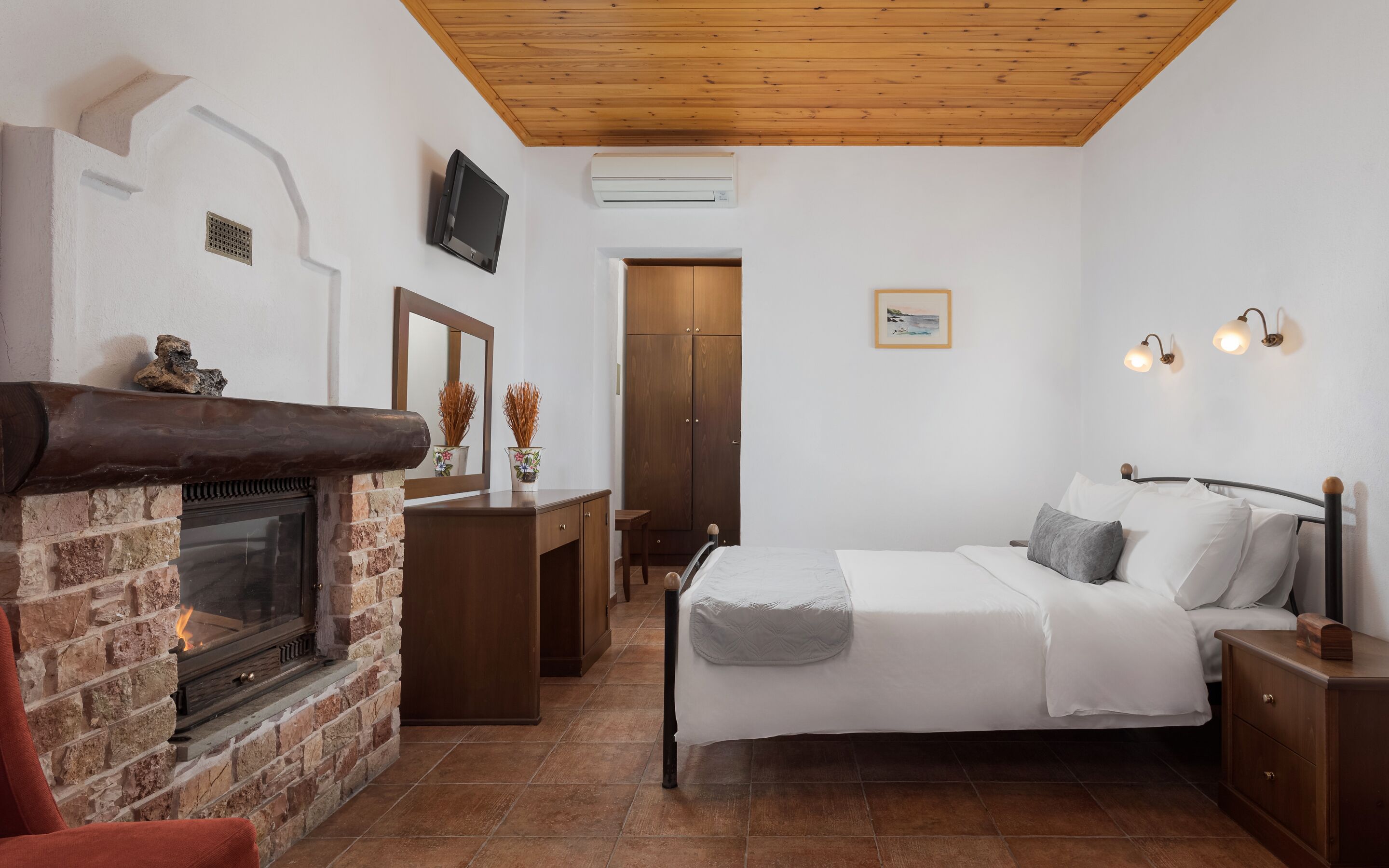 Deluxe Suite | Egyptian cotton sheets, premium bedding, down duvets, memory-foam beds