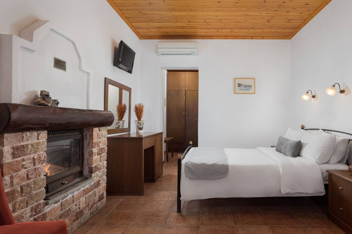 Deluxe Suite | Egyptian cotton sheets, premium bedding, down duvets, memory-foam beds