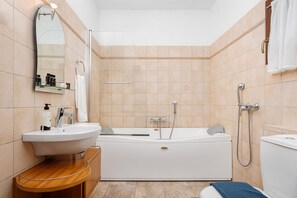 Superior Suite, Sea View | Bathroom | Eco-friendly toiletries, hair dryer, slippers, towels - Archontiko Papoutsi Pelion (Mouresi)