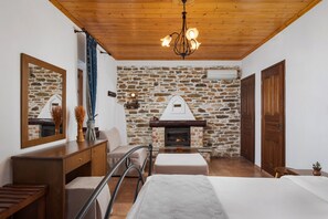 Junior Suite | Egyptian cotton sheets, premium bedding, down duvets, memory-foam beds - Archontiko Papoutsi Pelion (Mouresi)