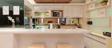 Fridge, microwave, stovetop, dishwasher