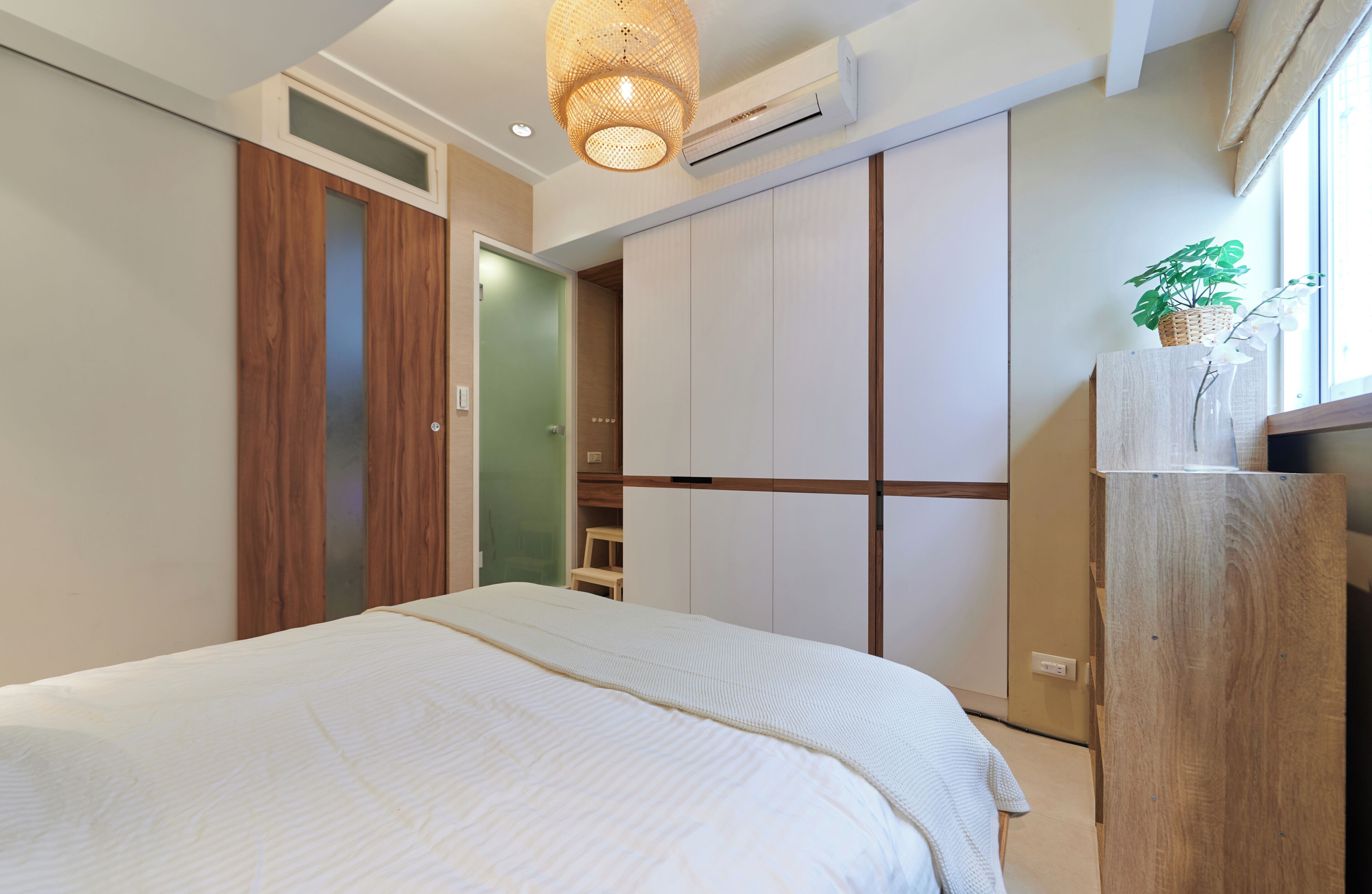 Desk, iron/ironing board, WiFi, bed sheets