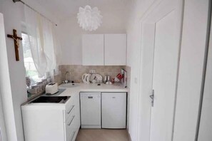 Fridge, microwave, stovetop, dishwasher - Bungalow with terrace and barbecue facilities (Umag)