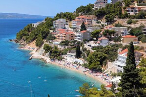 Beach nearby - Holiday apartment with air conditioning and sea view (Brela)