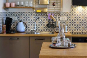 Fridge, dishwasher, coffee/tea maker, cookware/dishes/utensils - Holiday apartment mit Klimaanlage (Pula)
