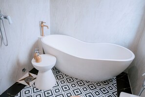 Deluxe Quadruple Room | Bathroom | Free toiletries, hair dryer, towels, soap - Anara Sapa Hotel & Coffee (Sa Pa)