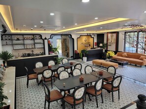 Deluxe Quadruple Room | Dining - Anara Sapa Hotel & Coffee (Sa Pa)