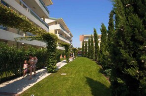 Property grounds - Holiday apartment with outdoor pool (Bibione)