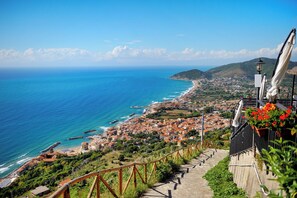 A coastal town with a view of the sea and mountains. - Holiday apartment with air conditioning, internet and terrace (Castellabate)