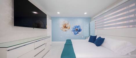 Tabla de planchar con plancha, wifi y ropa de cama