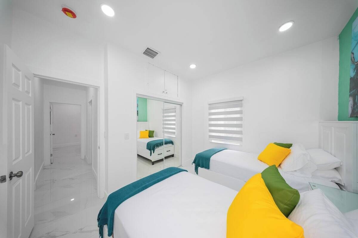 Een strijkplank/strijkijzer, wifi, beddengoed