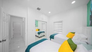 Een strijkplank/strijkijzer, wifi, beddengoed