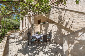 Outdoor dining - Holiday apartment with air conditioning (Funtana)