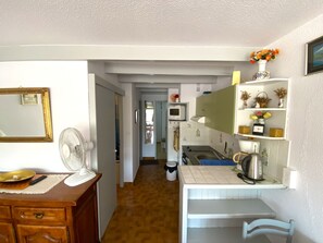 Fridge, microwave, oven, stovetop - 4-Person Apartment with Parking and Pool in Argelès (Argelès-sur-Mer)