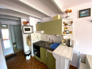 Fridge, microwave, oven, stovetop - 4-Person Apartment with Parking and Pool in Argelès (Argelès-sur-Mer)
