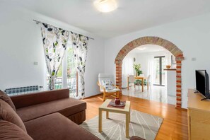 TV - Holiday apartment with air conditioning and balcony (Funtana)