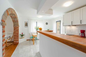 Fridge, microwave, oven, stovetop - Holiday apartment with air conditioning and balcony (Funtana)