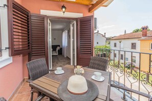 Outdoor dining - Holiday apartment with air conditioning and terrace (Funtana)
