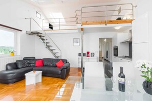 TV - Holiday apartment near the beach (Funtana)