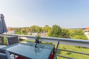 Outdoor dining - Holiday apartment near the beach (Funtana)