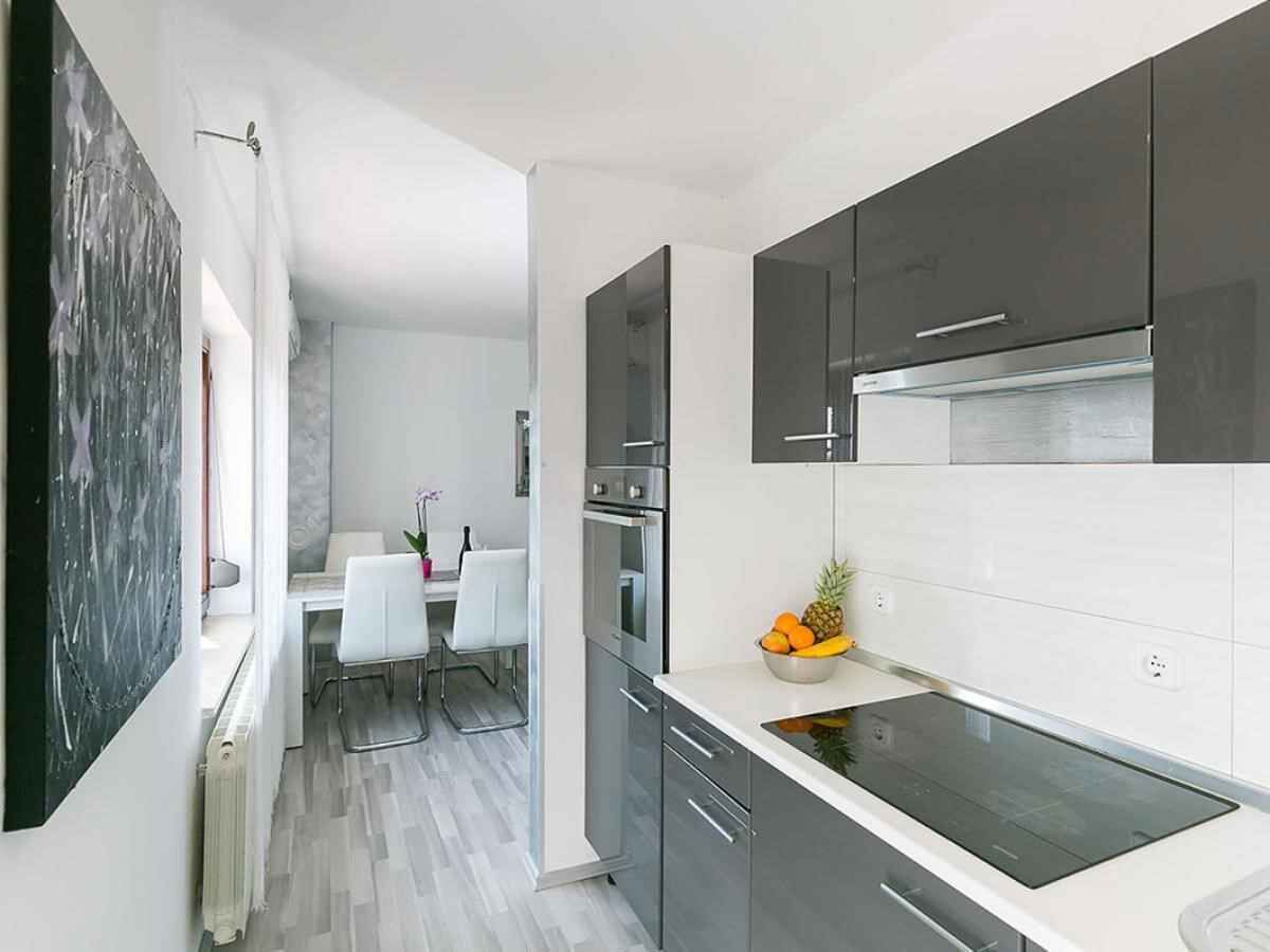 Een koelkast, een microgolfoven, een kookplaat