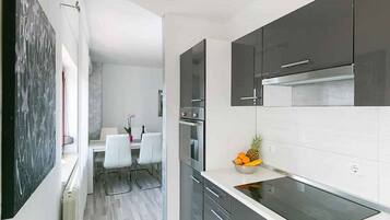 Een koelkast, een magnetron, een kookplaat