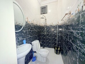 Kamar Double Comfort, balkon | Kamar mandi | Shower, pancuran hujan, handuk, dan sabun