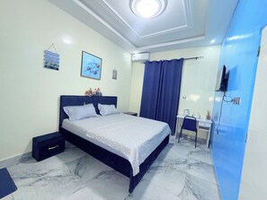 Apartemen Comfort | Dilengkapi dengan perabotan berbeda-beda, Wi-Fi gratis, dan seprai linen