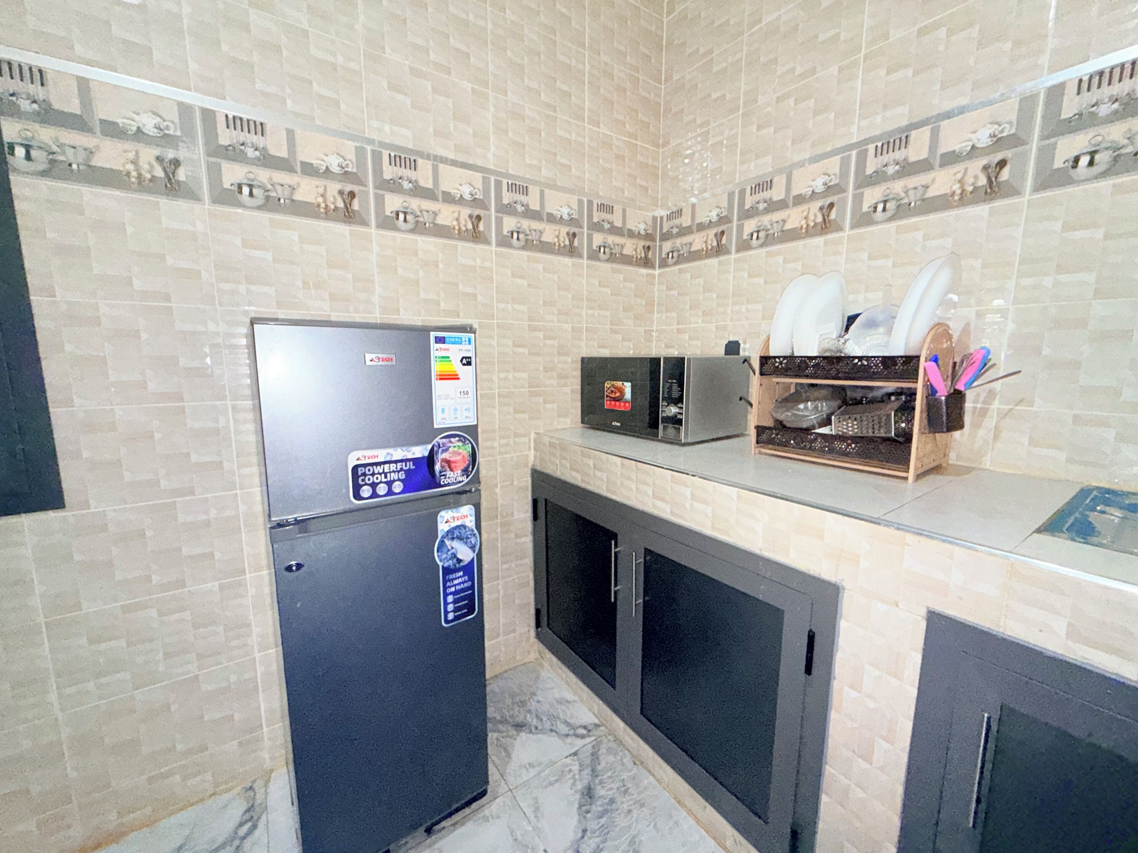 Frigobar, toallas de papel y comedor 