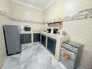 ثلاجة صغيرة، مواد تنظيف، مناشف ورقية