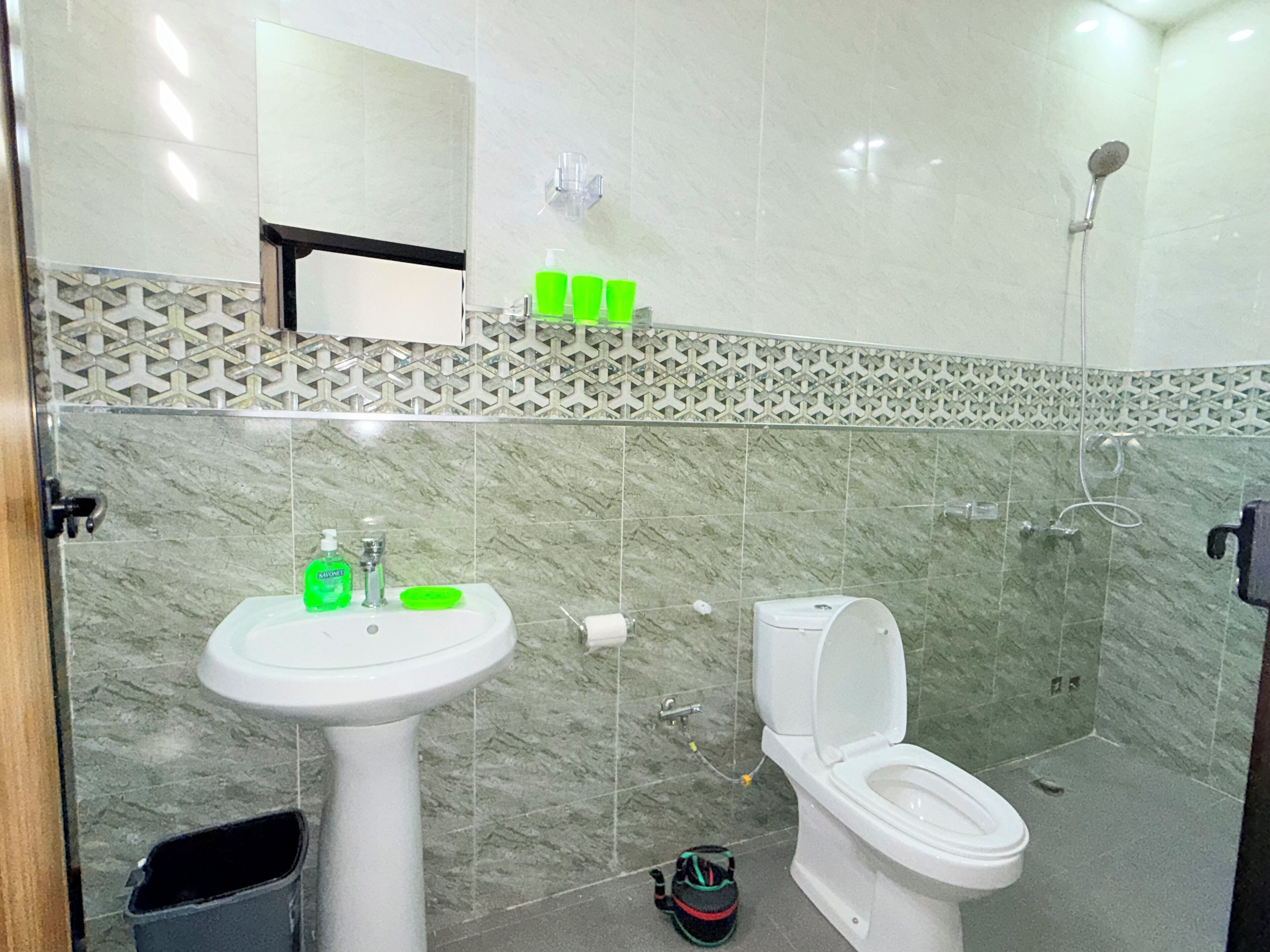 Ducha, toallas, jabón y papel higiénico