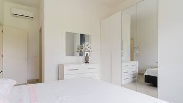 Iron/ironing board, WiFi, bed sheets, wheelchair access