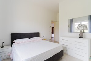 Een strijkplank/strijkijzer, wifi, beddengoed, rolstoeltoegang