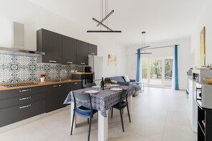 Kühlschrank, Mikrowelle, Ofen, Herdplatte