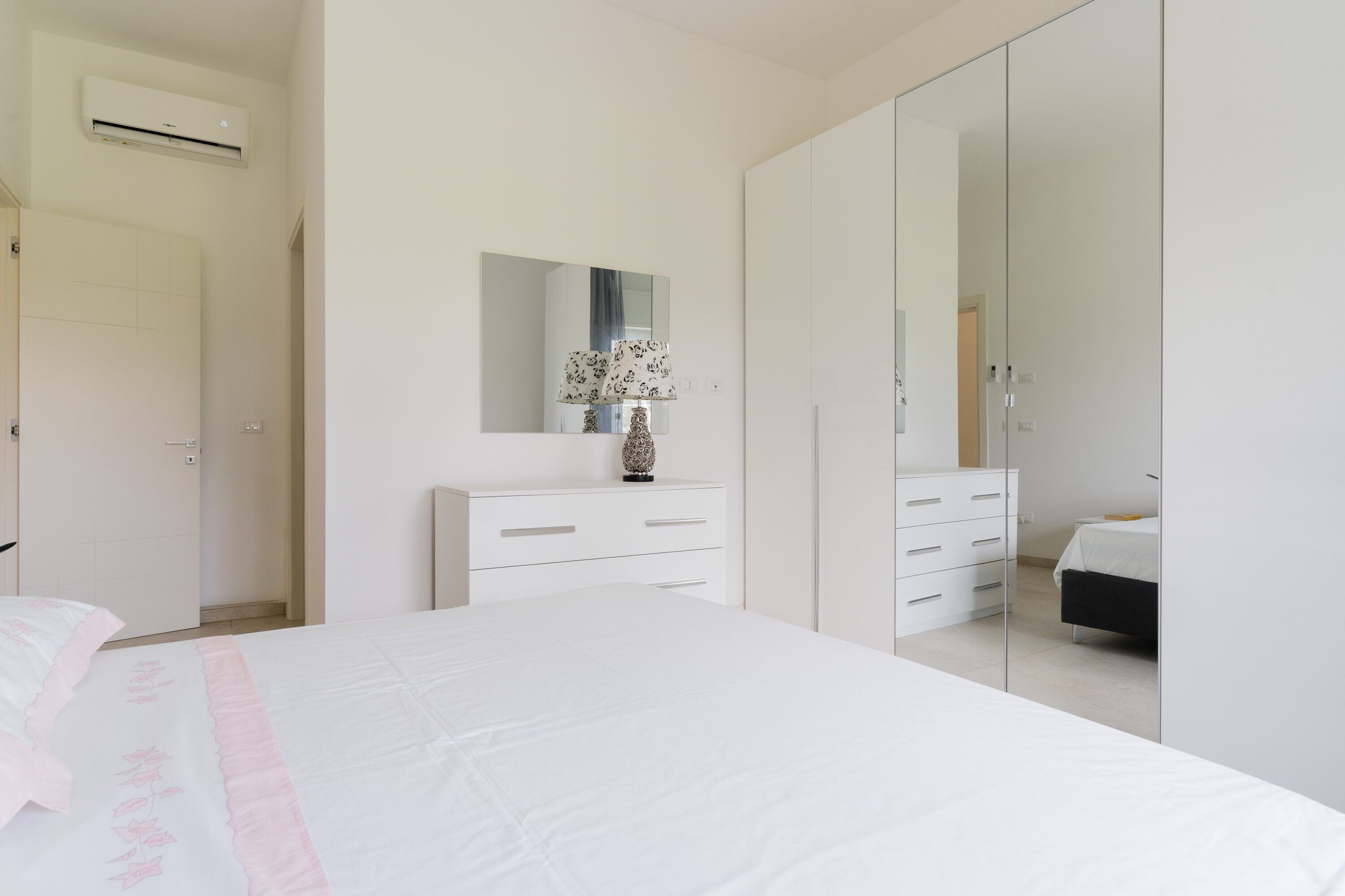 Iron/ironing board, WiFi, bed sheets, wheelchair access