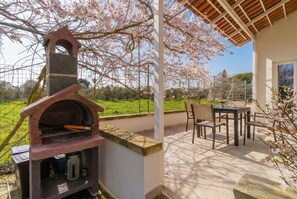 Outdoor dining - Villa Natura – Deluxe (Neviano)