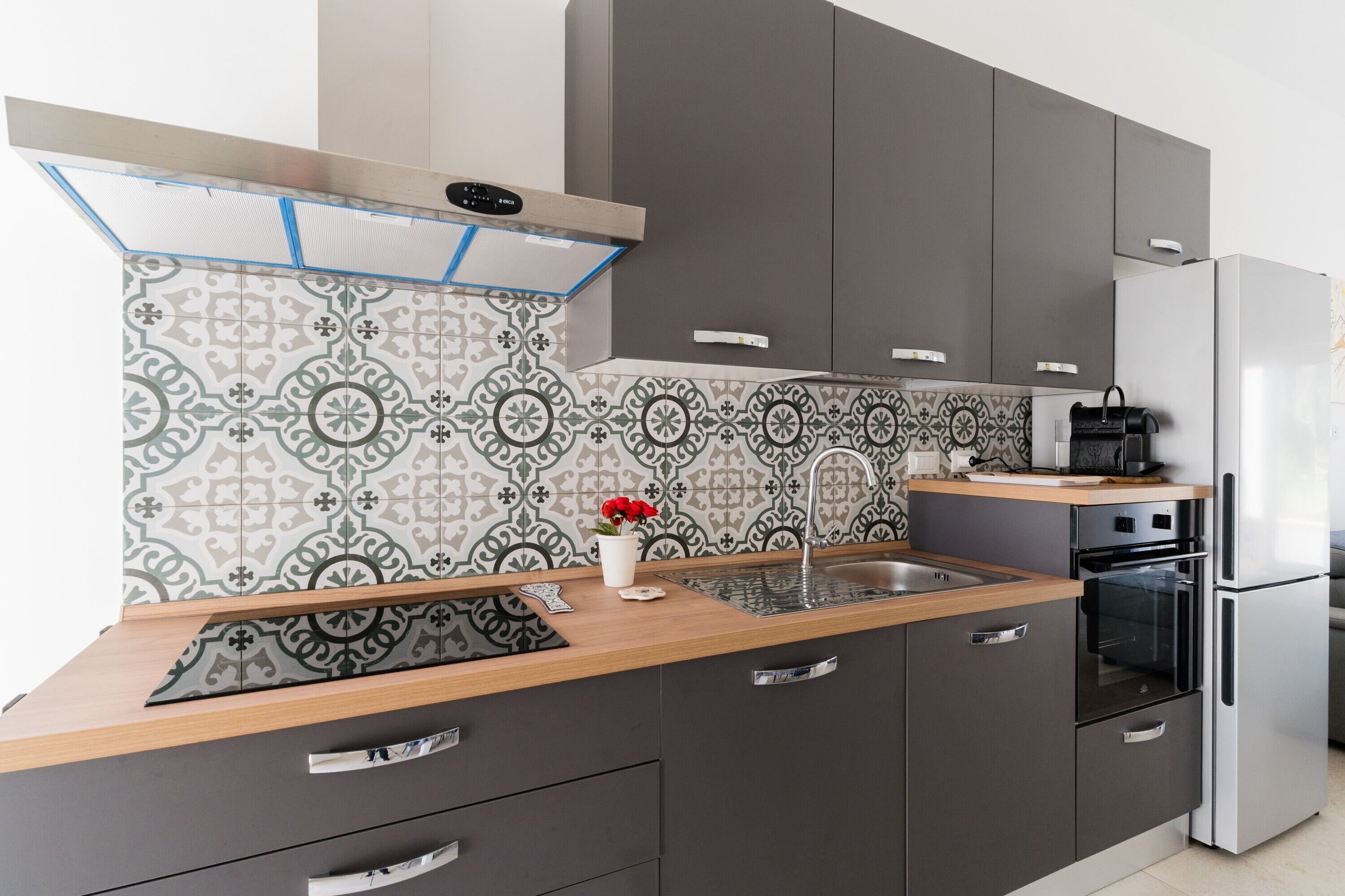 Frigorifero, microonde, forno, piano cottura