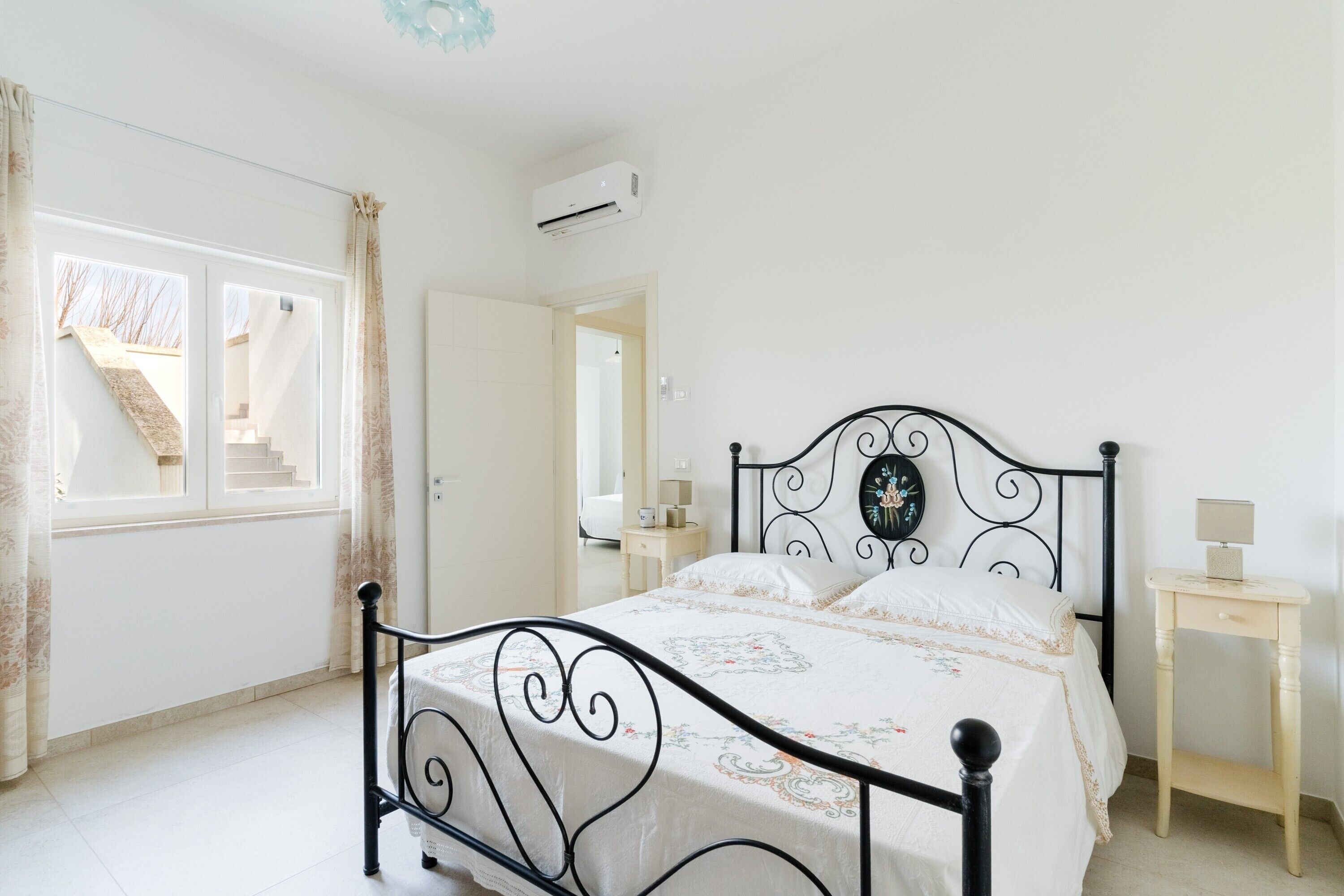 Een strijkplank/strijkijzer, wifi, beddengoed, rolstoeltoegankelijk