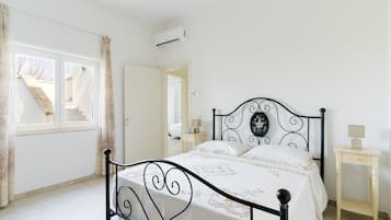 Een strijkplank/strijkijzer, wifi, beddengoed, rolstoeltoegankelijk